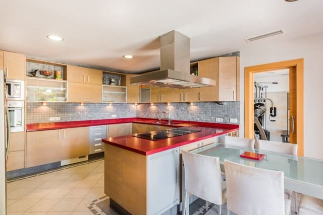 Chalet de 3 habitaciones en Manilva en venta con piscina - 995.000 € (Ref: 9413551)