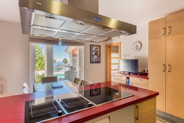 Chalet de 3 habitaciones en Manilva en venta con piscina - 995.000 € (Ref: 9413551)