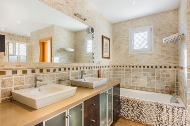 Chalet de 3 habitaciones en Manilva en venta con piscina - 995.000 € (Ref: 9413551)