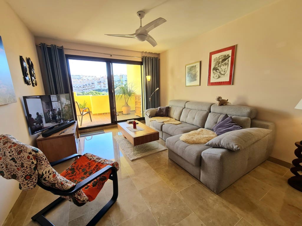 2 bedroom Apartment for sale in La Duquesa / Puerto de la Duquesa with pool - € 319,800 (Ref: 9436619)