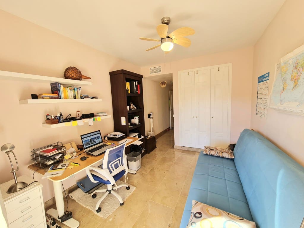 2 bedroom Apartment for sale in La Duquesa / Puerto de la Duquesa with pool - € 319,800 (Ref: 9436619)