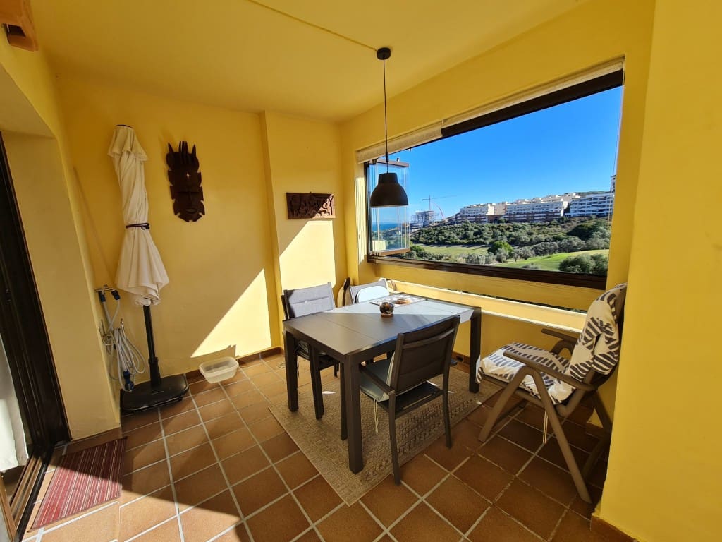 2 bedroom Apartment for sale in La Duquesa / Puerto de la Duquesa with pool - € 319,800 (Ref: 9436619)