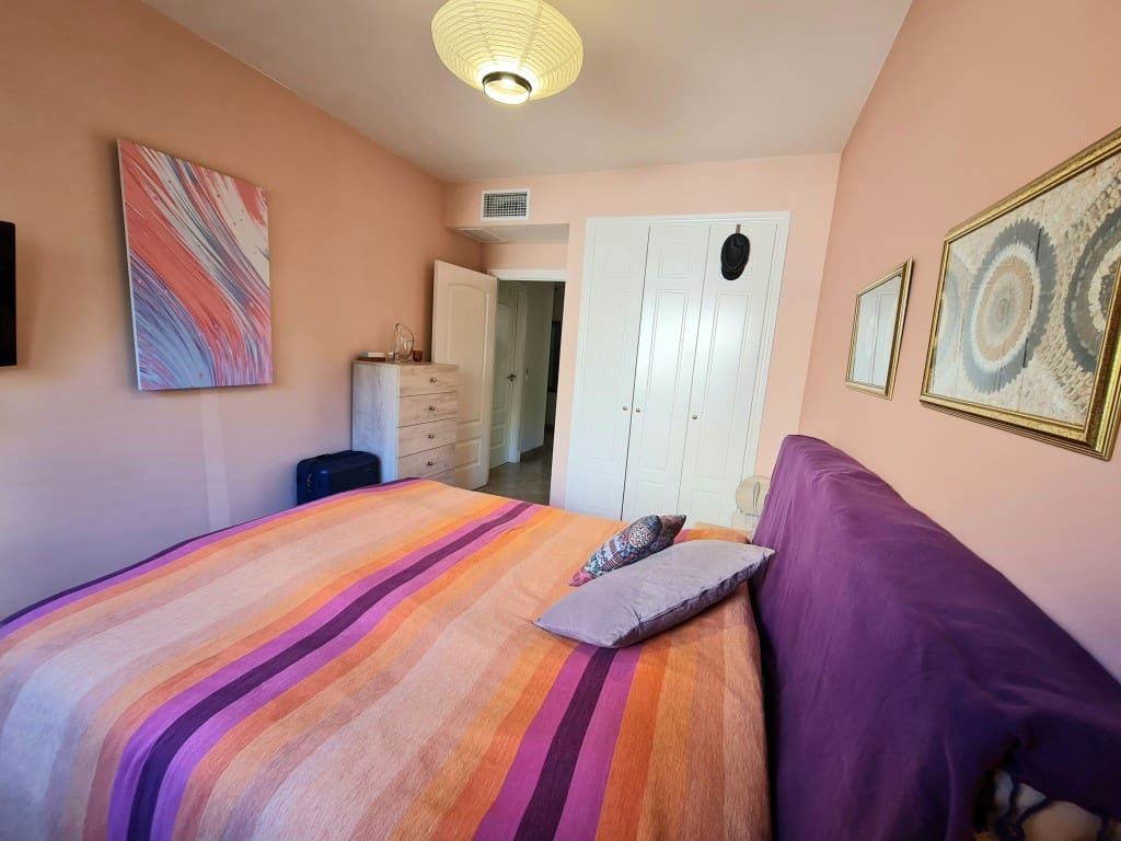 2 bedroom Apartment for sale in La Duquesa / Puerto de la Duquesa with pool - € 319,800 (Ref: 9436619)