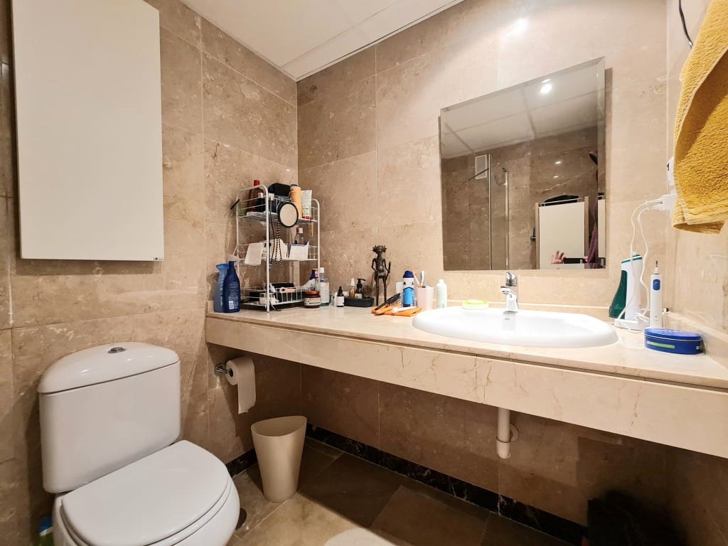 2 bedroom Apartment for sale in La Duquesa / Puerto de la Duquesa with pool - € 319,800 (Ref: 9436619)