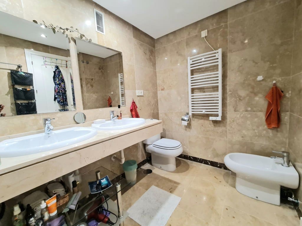 2 bedroom Apartment for sale in La Duquesa / Puerto de la Duquesa with pool - € 319,800 (Ref: 9436619)