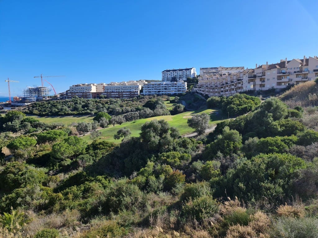 2 bedroom Apartment for sale in La Duquesa / Puerto de la Duquesa with pool - € 319,800 (Ref: 9436619)
