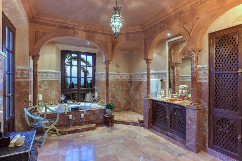 7 sypialnia Willa na sprzedaż w Estepona z basenem garażem - 20 000 000 € (Ref: 9439606)