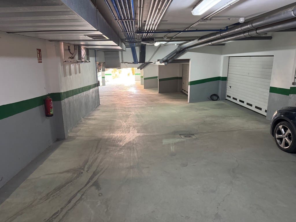 4 quarto Casa em Banda para venda em Estepona com piscina garagem - 665 000 € (Ref: 9633725)