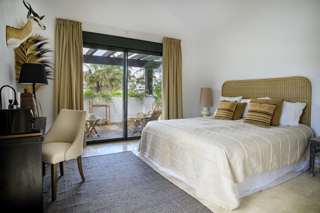 4 sovrum Villa till salu i El Paraiso med pool garage - 1 995 000 € (Ref: 9660796)