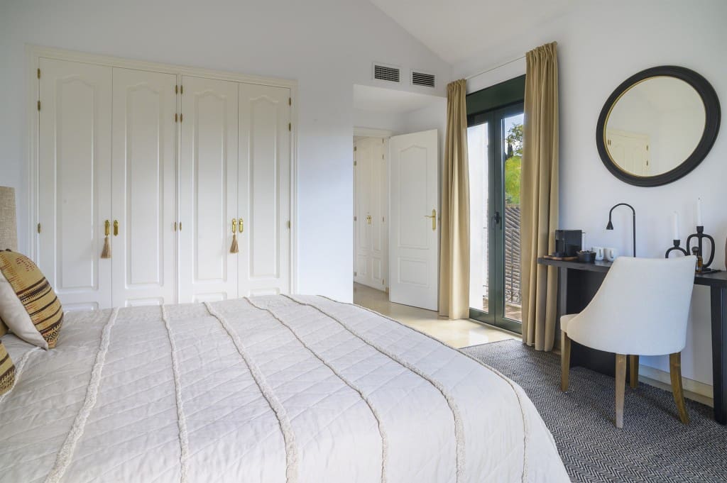 4 sovrum Villa till salu i El Paraiso med pool garage - 1 995 000 € (Ref: 9660796)