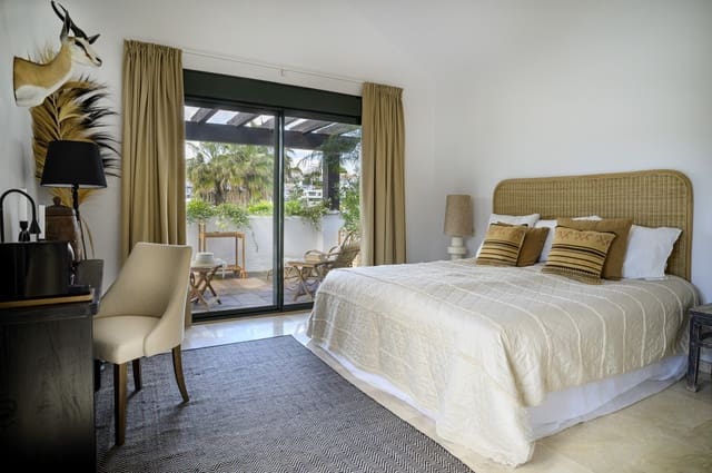 4 sovrum Villa till salu i El Paraiso, Estepona med pool garage - 1 995 000 € (Ref: 9660796)