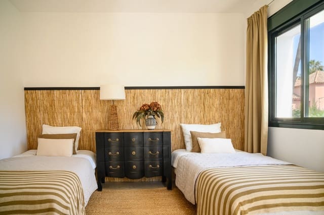 4 sovrum Villa till salu i El Paraiso, Estepona med pool garage - 1 995 000 € (Ref: 9660796)