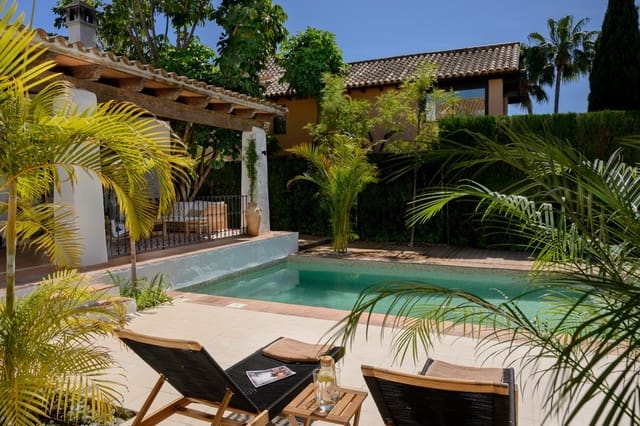 4 sovrum Villa till salu i El Paraiso, Estepona med pool garage - 1 995 000 € (Ref: 9660796)