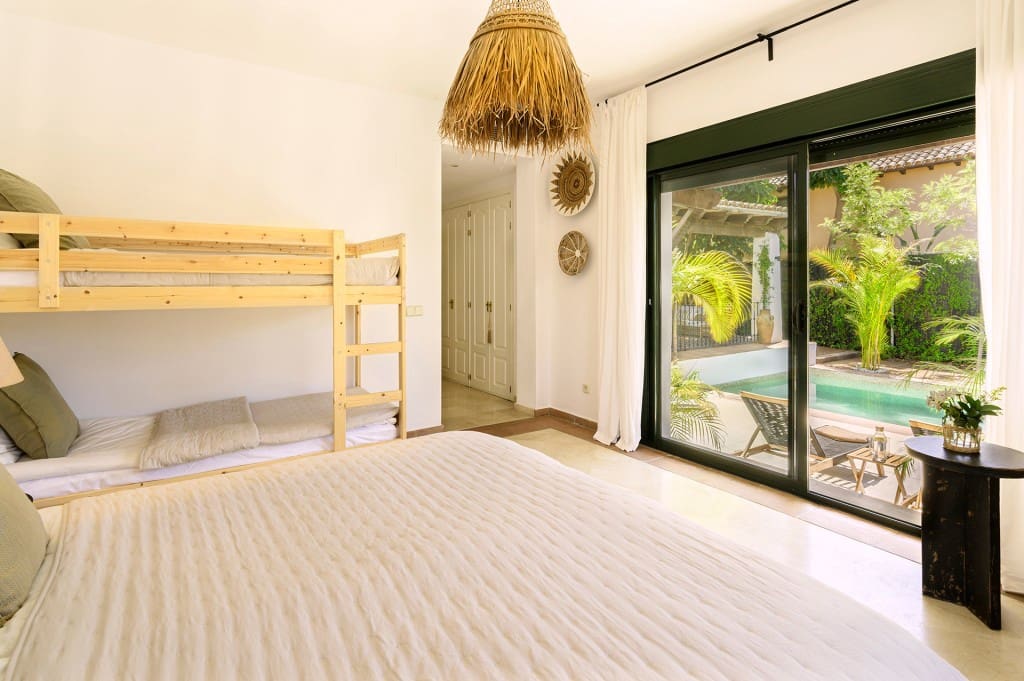 4 sovrum Villa till salu i El Paraiso med pool garage - 1 995 000 € (Ref: 9660796)