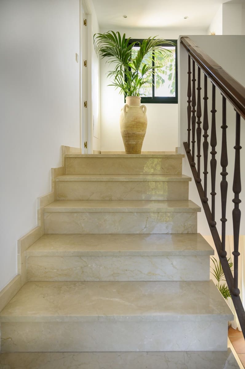 4 sovrum Villa till salu i El Paraiso med pool garage - 1 995 000 € (Ref: 9660796)