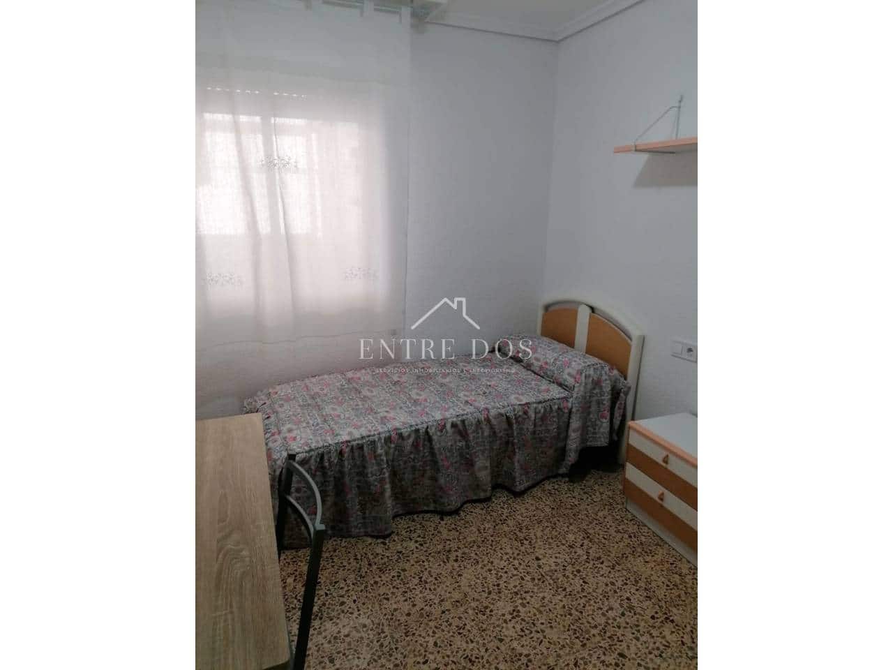 4 slaapkamer Flat te huur in Castello de la Plana - € 900 (Ref: 9902707)