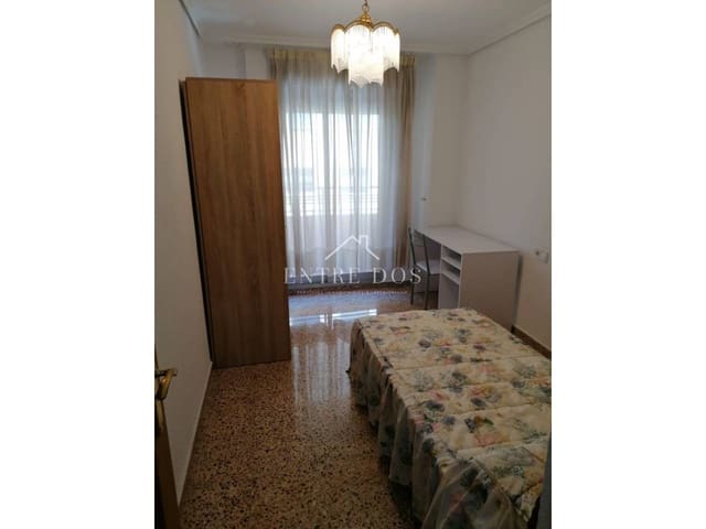 4 slaapkamer Flat te huur in Castelló de la Plana - € 900 (Ref: 9902707)