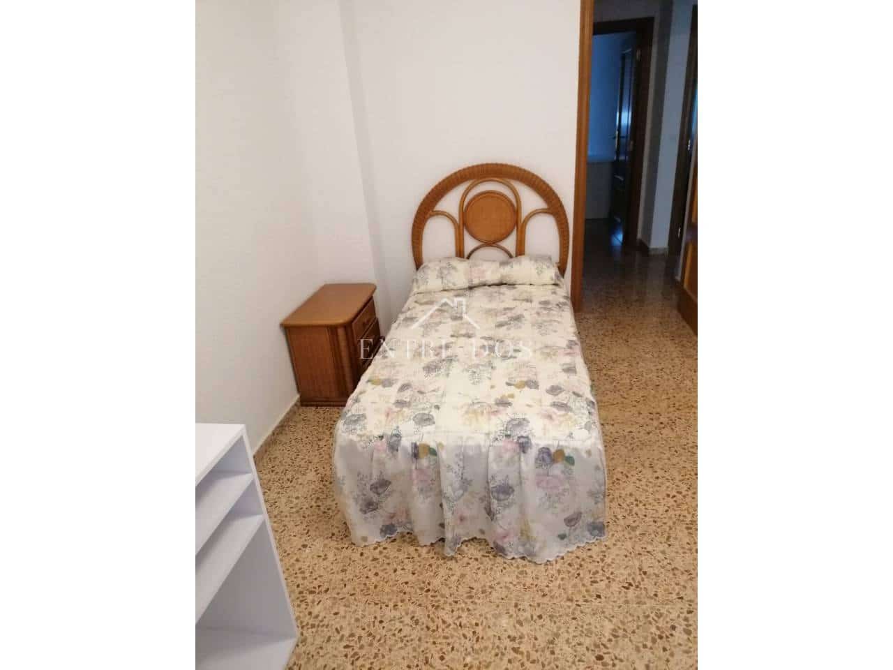 4 slaapkamer Flat te huur in Castello de la Plana - € 900 (Ref: 9902707)