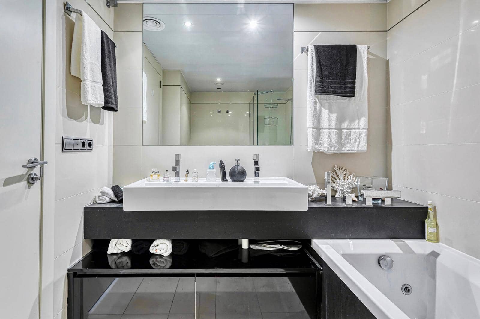 3 slaapkamer Flat te koop in Barcelona stad met zwembad garage - € 1.780.000 (Ref: 10118089)