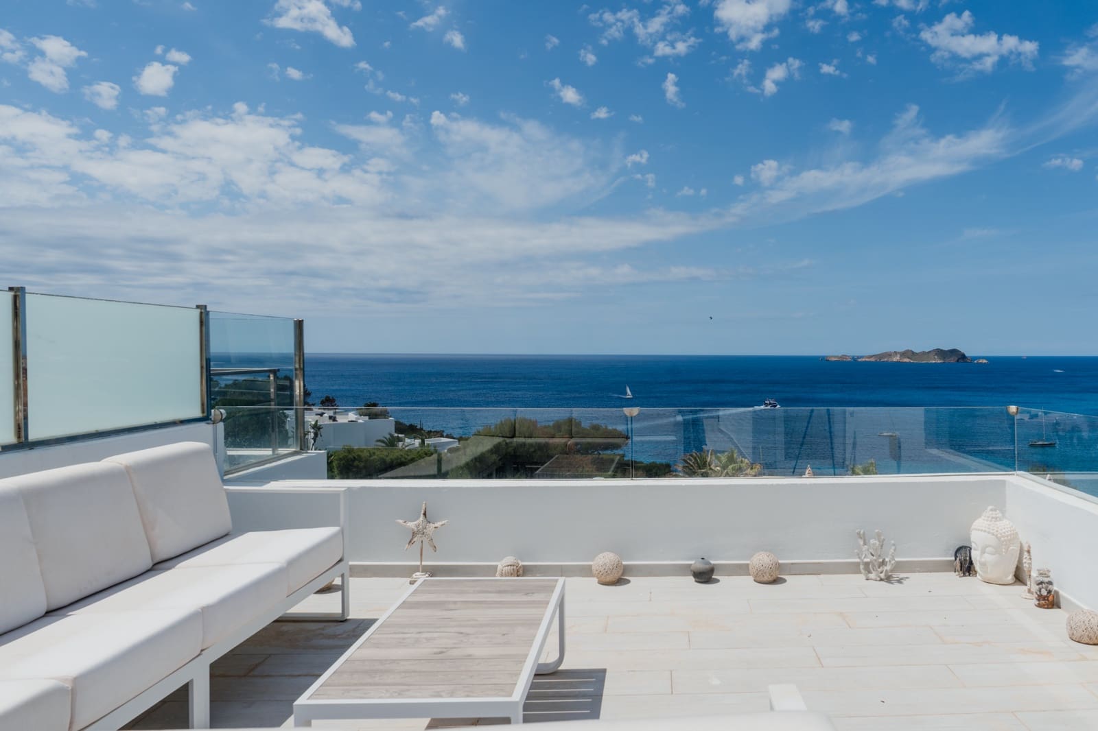 Hus til salgs i Cala Tarida med svømmebasseng garasje - € 1 100 000 (Ref: 9943799)