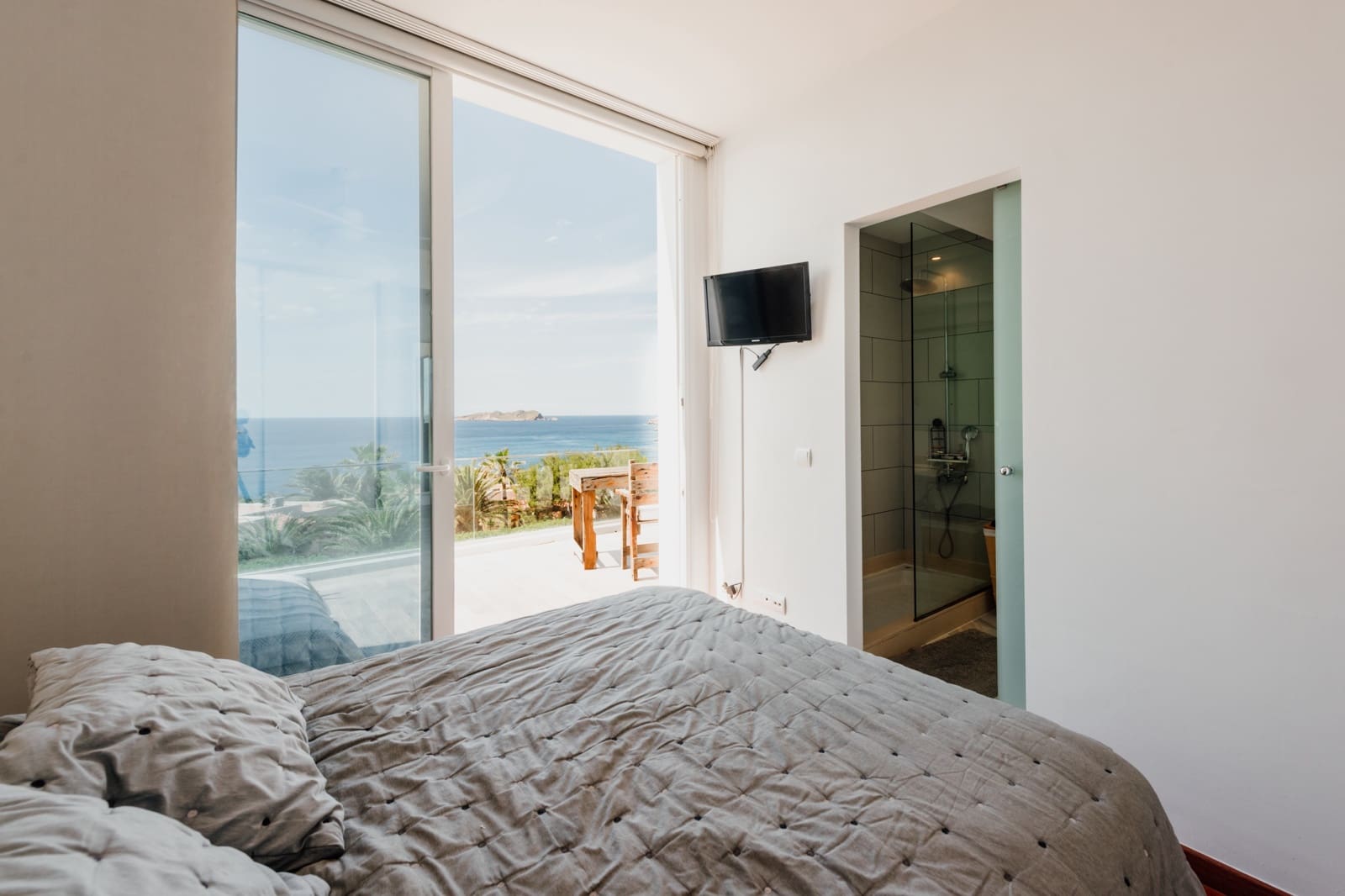 Hus til salgs i Cala Tarida med svømmebasseng garasje - € 1 100 000 (Ref: 9943799)