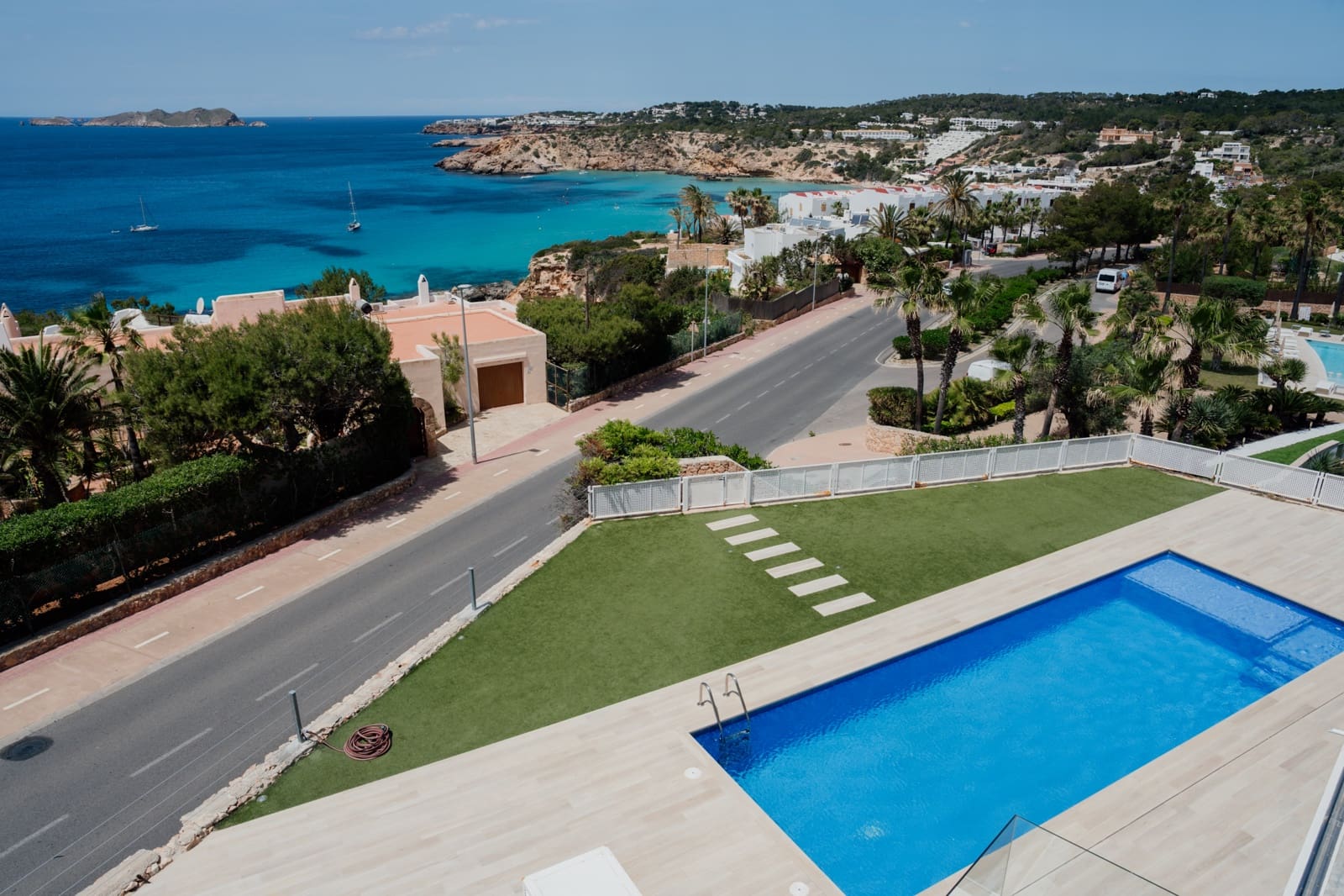 Hus til salgs i Cala Tarida med svømmebasseng garasje - € 1 100 000 (Ref: 9943799)