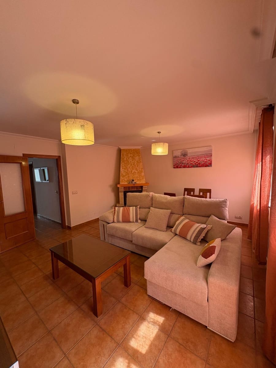 3 bedroom Terraced Villa for rent in Salamanca city with pool garage - € 1,000 (Ref: 10109767)
