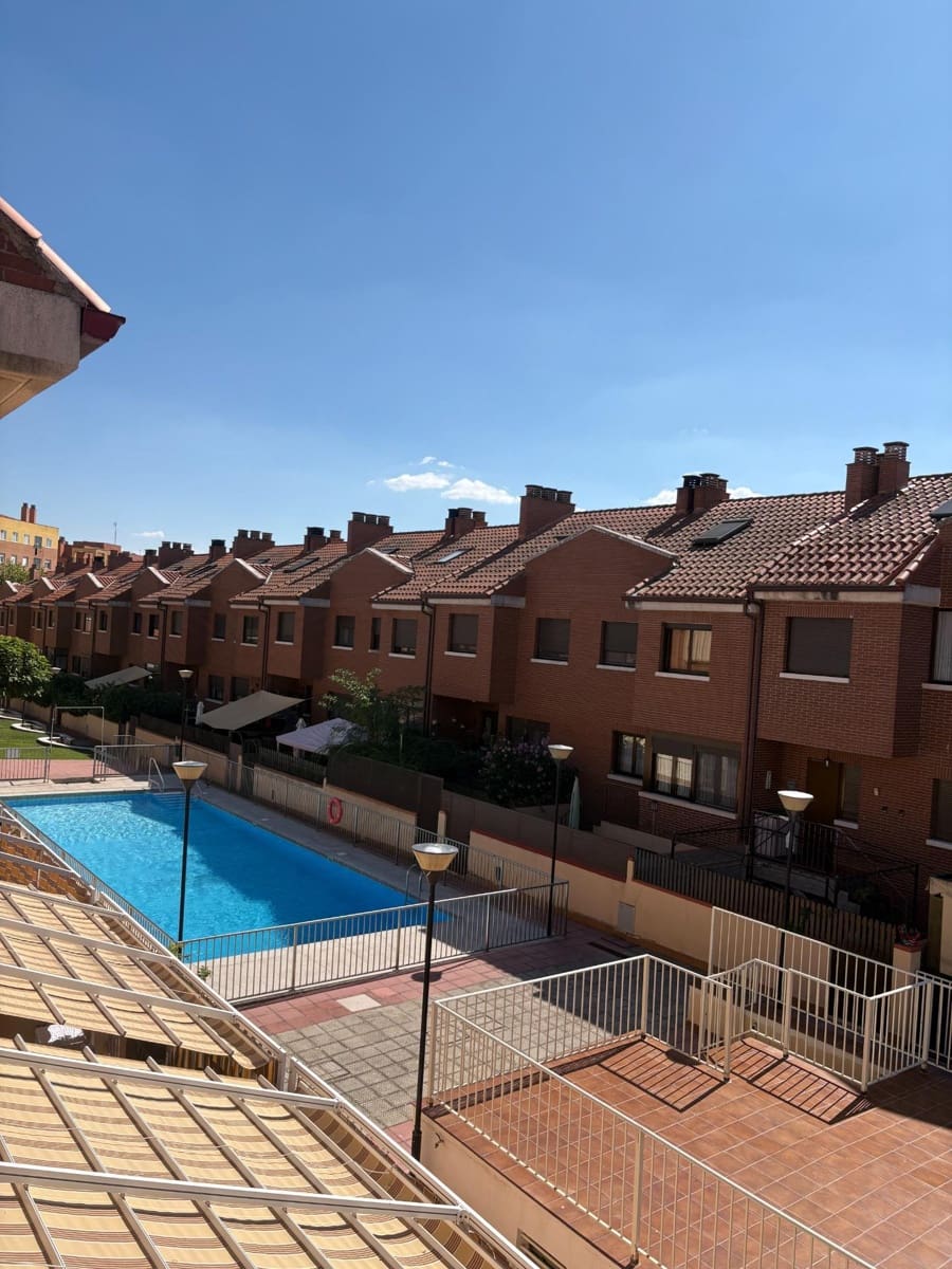 3 bedroom Terraced Villa for rent in Salamanca city with pool garage - € 1,000 (Ref: 10109767)
