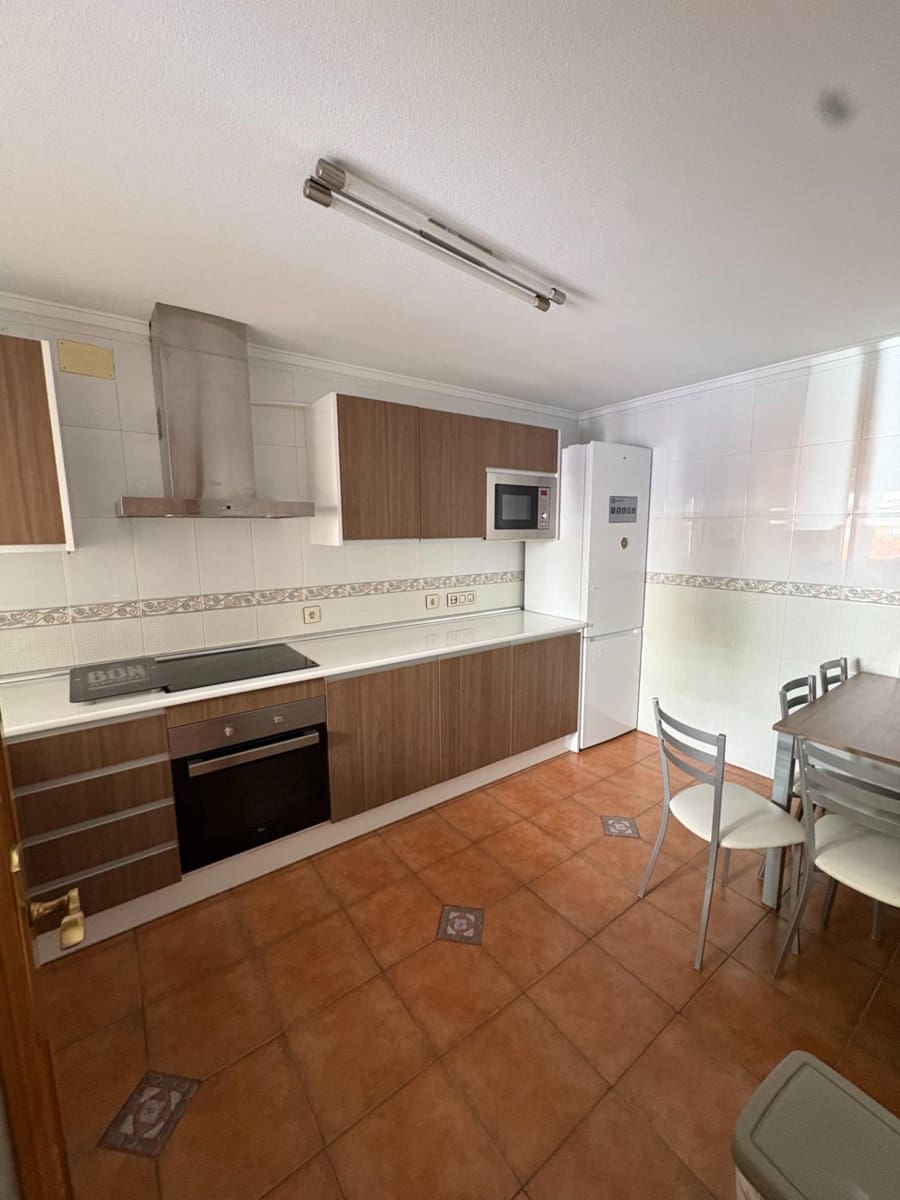 3 bedroom Terraced Villa for rent in Salamanca city with pool garage - € 1,000 (Ref: 10109767)