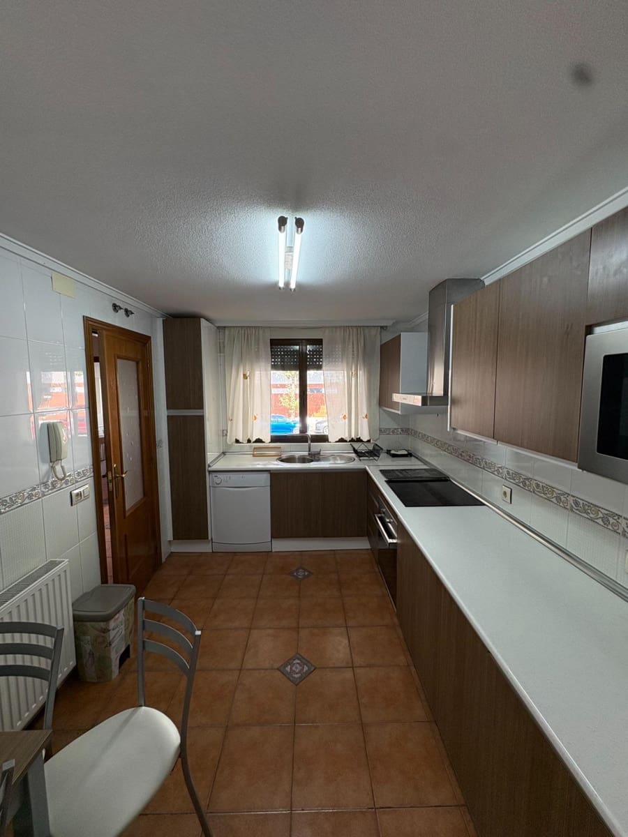 3 bedroom Terraced Villa for rent in Salamanca city with pool garage - € 1,000 (Ref: 10109767)