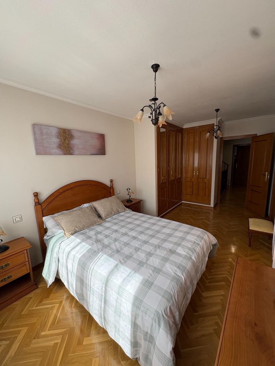 3 bedroom Terraced Villa for rent in Salamanca city with pool garage - € 1,000 (Ref: 10109767)