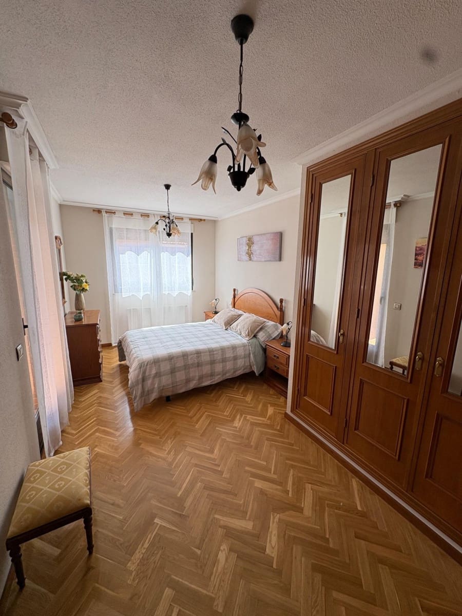 3 bedroom Terraced Villa for rent in Salamanca city with pool garage - € 1,000 (Ref: 10109767)