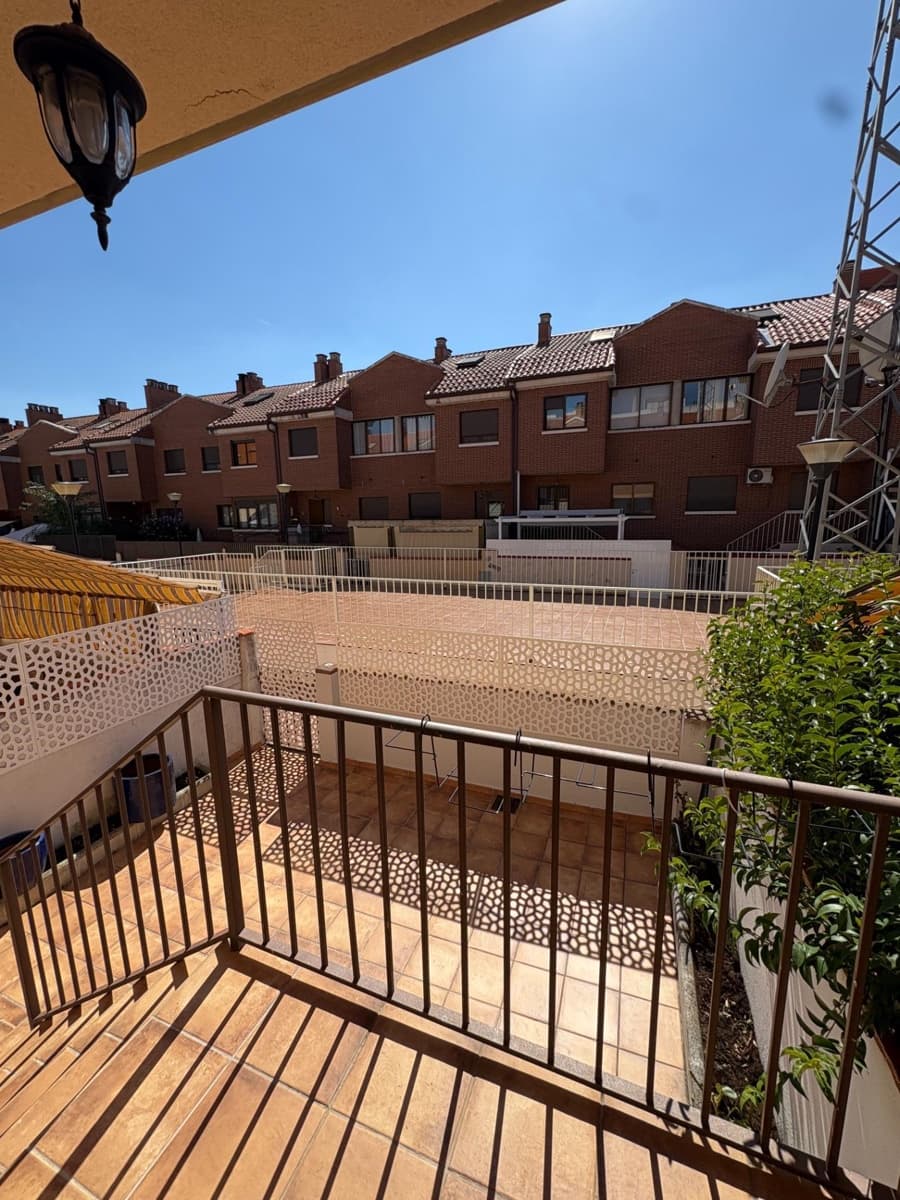 3 bedroom Terraced Villa for rent in Salamanca city with pool garage - € 1,000 (Ref: 10109767)