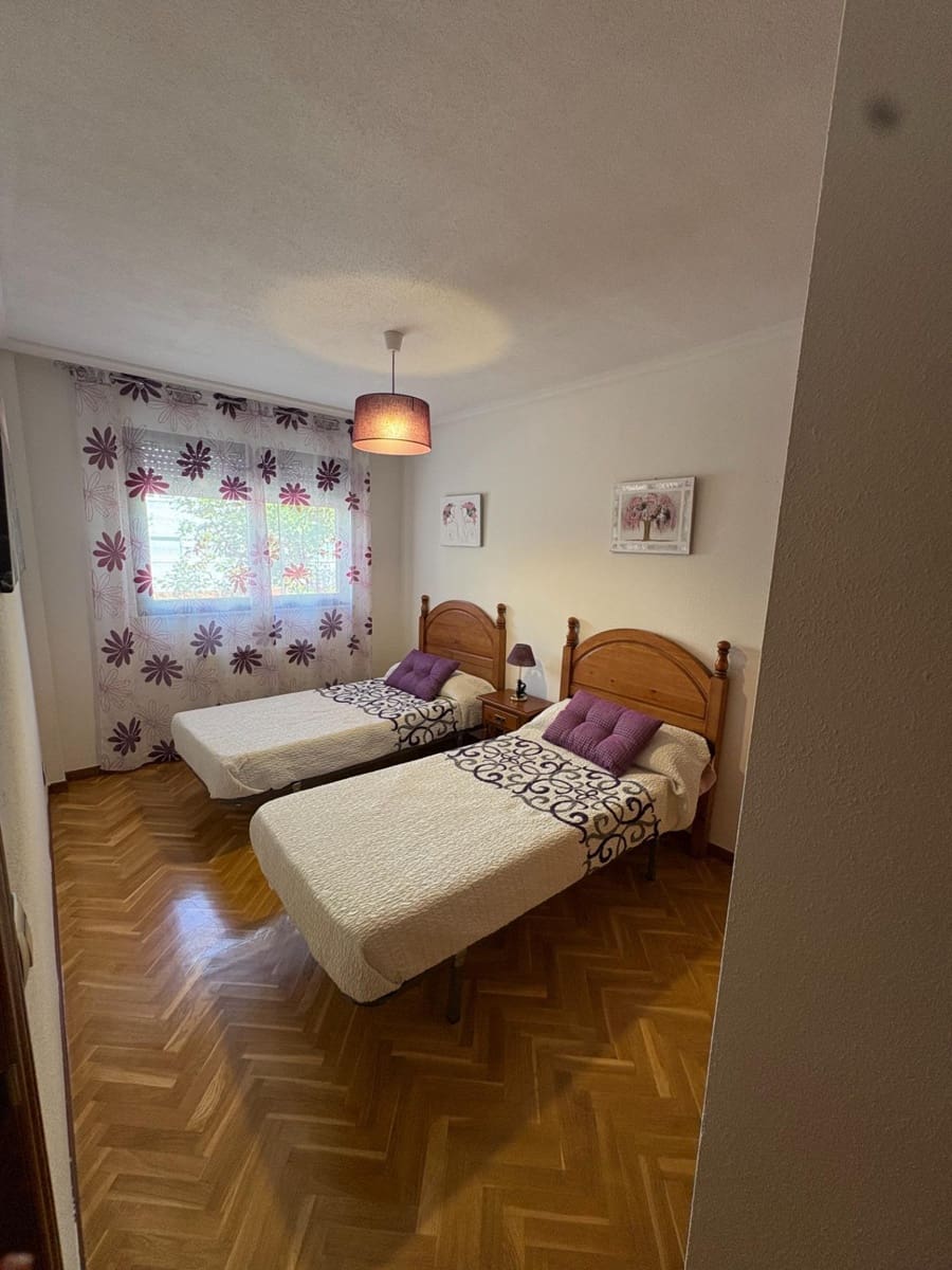 3 bedroom Terraced Villa for rent in Salamanca city with pool garage - € 1,000 (Ref: 10109767)