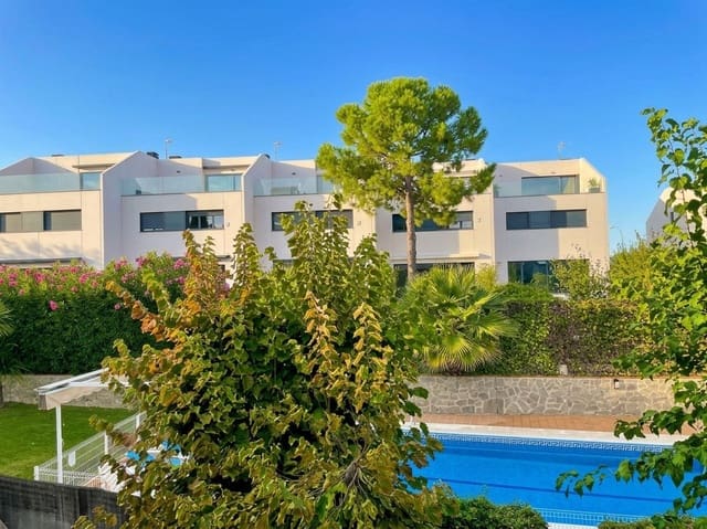 5 soverom Rekkehus til salgs i Pozuelo de Alarcón med svømmebasseng garasje - € 1 250 000 (Ref: 10148879)