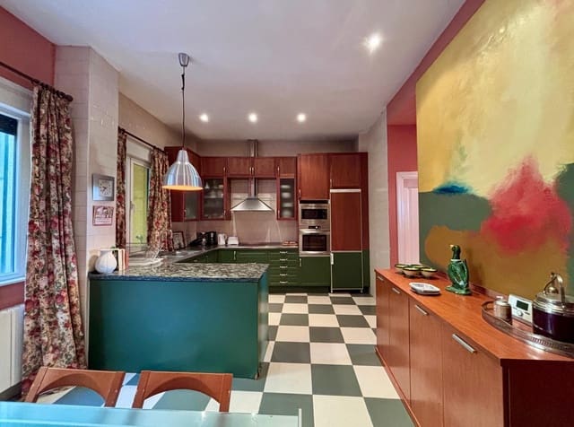 4 bedroom Flat for sale in Salamanca city with garage - € 825,000 (Ref: 8510835)