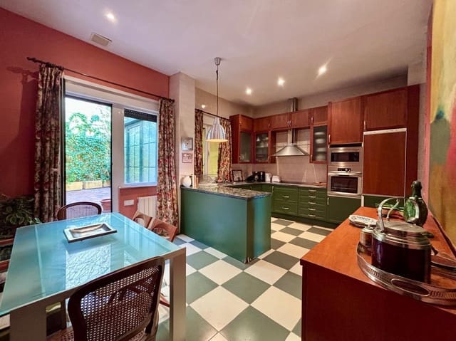 4 bedroom Flat for sale in Salamanca city with garage - € 825,000 (Ref: 8510835)