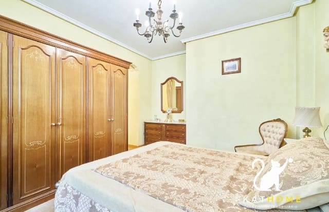 4 bedroom Flat for sale in Salamanca city - € 350,000 (Ref: 8511772)
