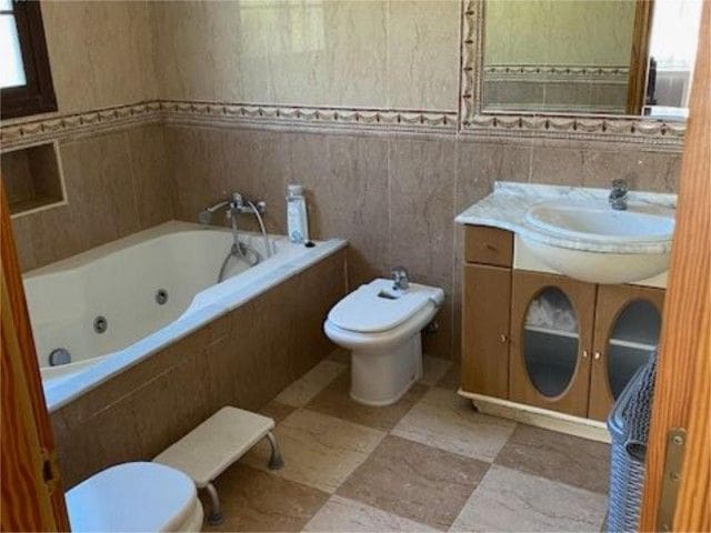 3 sypialnia Finka/Dom wiejski na sprzedaż w Estepona z garażem - 650 000 € (Ref: 8511778)