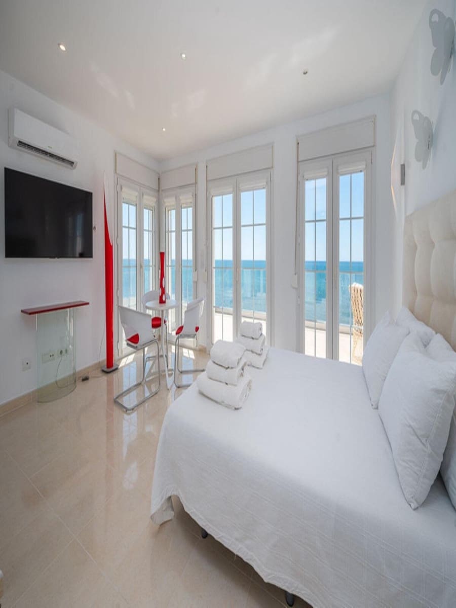 5 soverom Villa til salgs i Miraflores med svømmebasseng garasje - € 1 955 000 (Ref: 8536305)