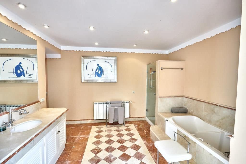 7 bedroom Villa for sale in San Pedro de Alcantara - € 3,600,000 (Ref: 8564899)