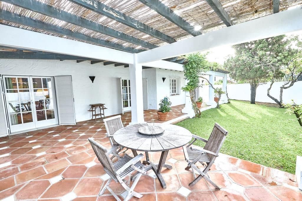 7 bedroom Villa for sale in San Pedro de Alcantara - € 3,600,000 (Ref: 8564899)