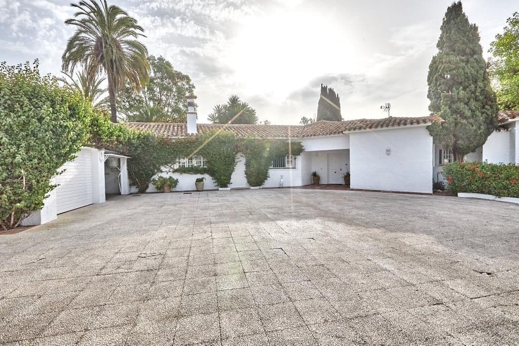 7 bedroom Villa for sale in San Pedro de Alcantara - € 3,600,000 (Ref: 8564899)