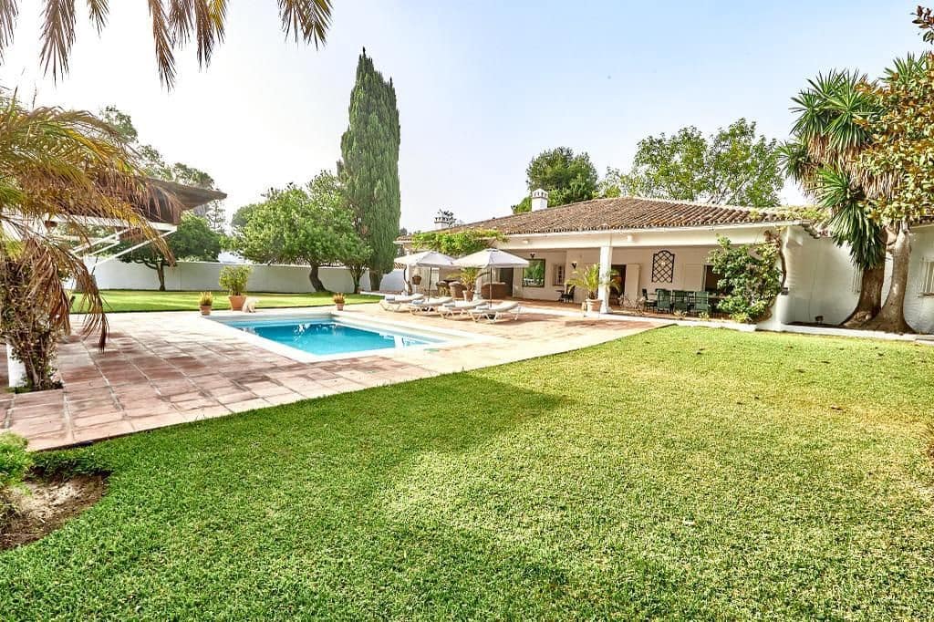 7 bedroom Villa for sale in San Pedro de Alcantara - € 3,600,000 (Ref: 8564899)