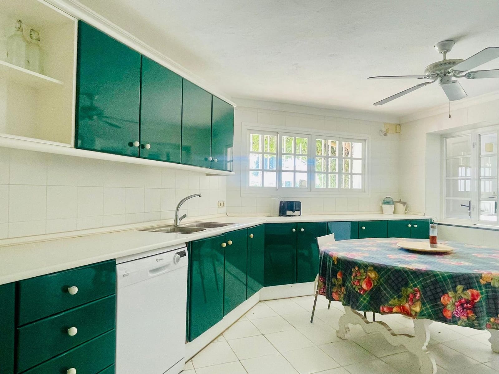 7 bedroom Villa for sale in San Pedro de Alcantara - € 3,600,000 (Ref: 8564899)