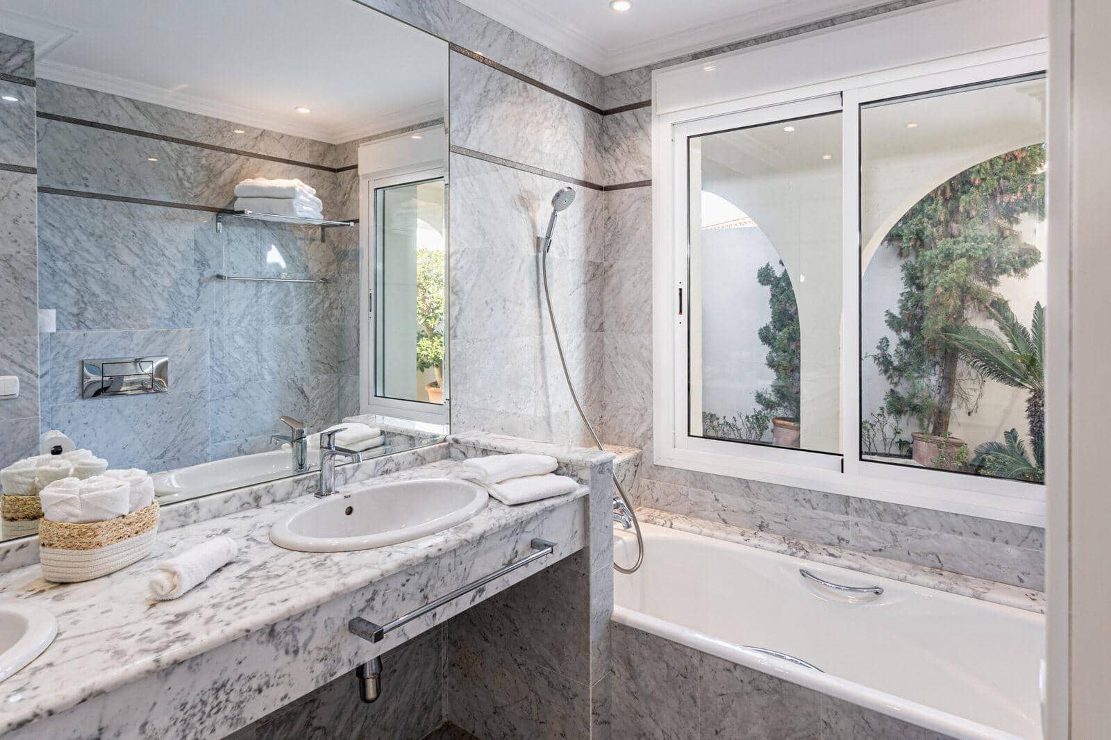 5 makuuhuone Huvila myytävänä paikassa El Rosario mukana uima-altaan 
autotalli - 3 950 000 € (Ref: 8652868)