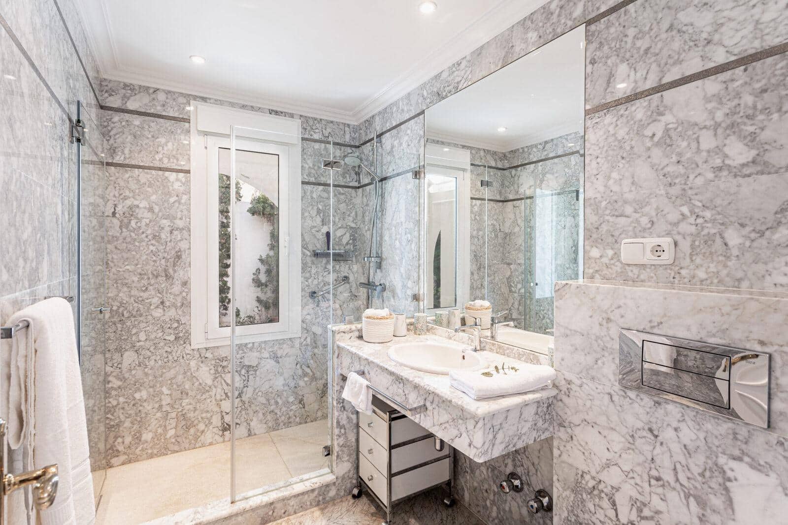 5 makuuhuone Huvila myytävänä paikassa El Rosario mukana uima-altaan 
autotalli - 3 950 000 € (Ref: 8652868)