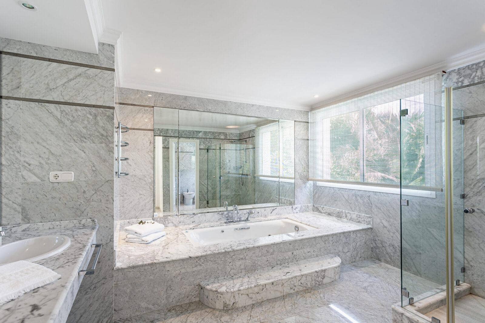 5 makuuhuone Huvila myytävänä paikassa El Rosario mukana uima-altaan 
autotalli - 3 950 000 € (Ref: 8652868)