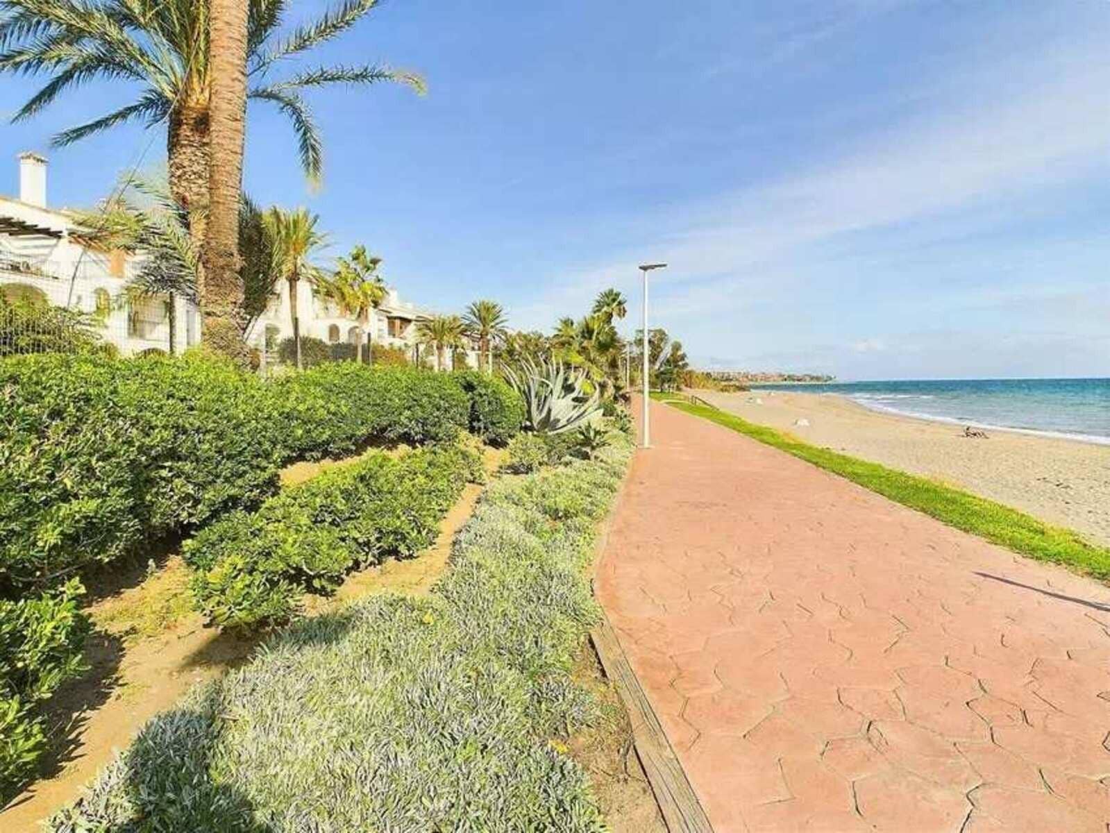 Piso de 1 habitación en Estepona en venta con piscina garaje - 218.000 € (Ref: 8662795)
