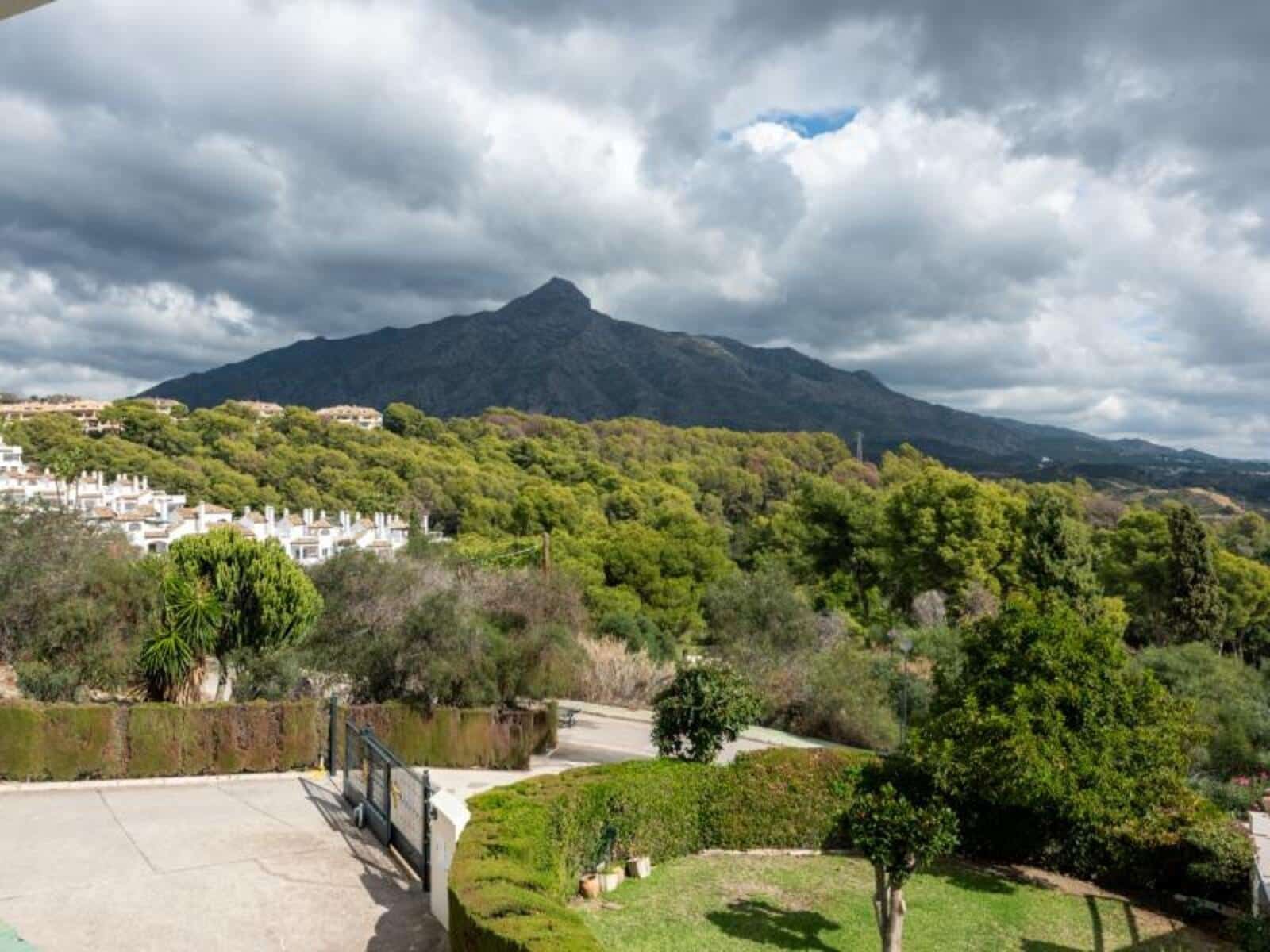 3 soverom Hus til salgs i Nueva Andalucia med svømmebasseng garasje - € 669 000 (Ref: 8676060)